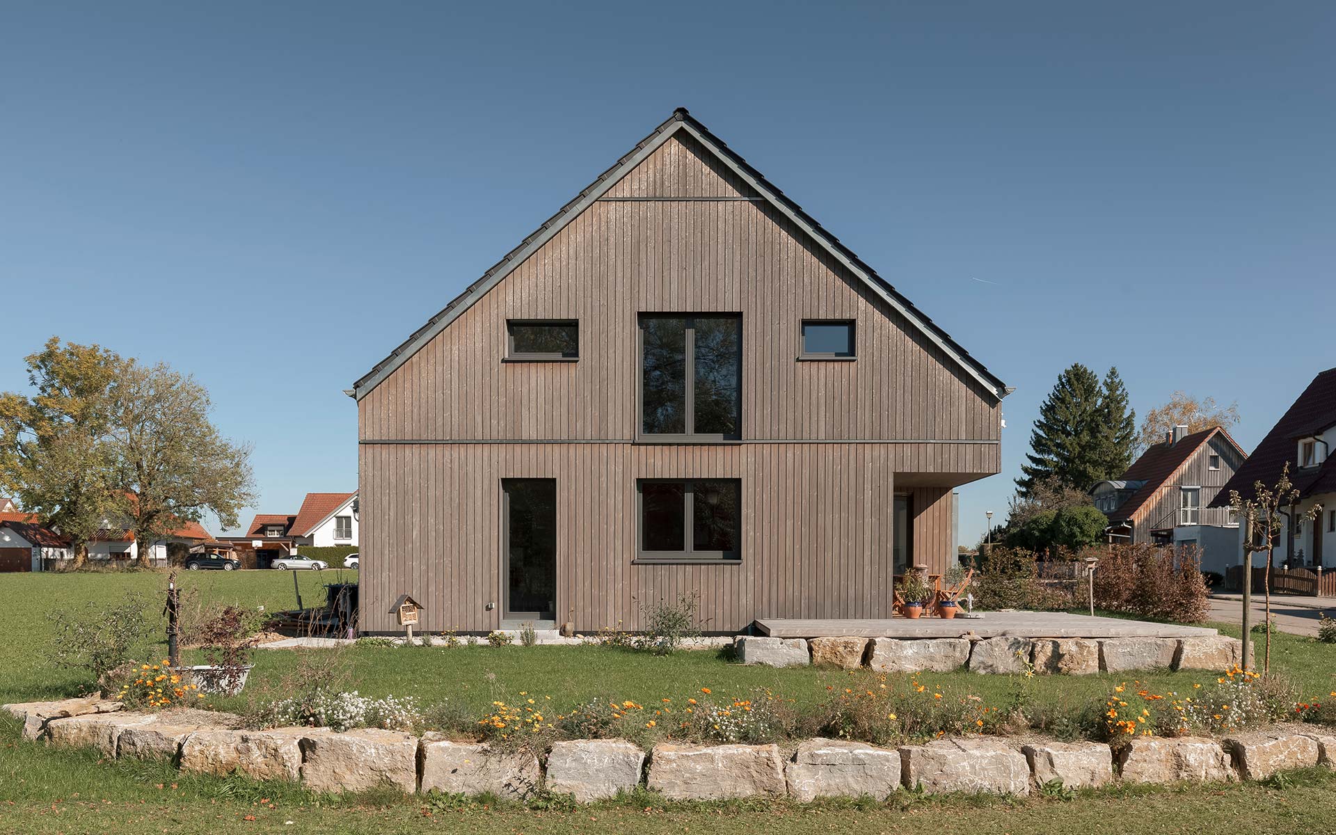 Moderne Holzfassade am Einfamilienhaus