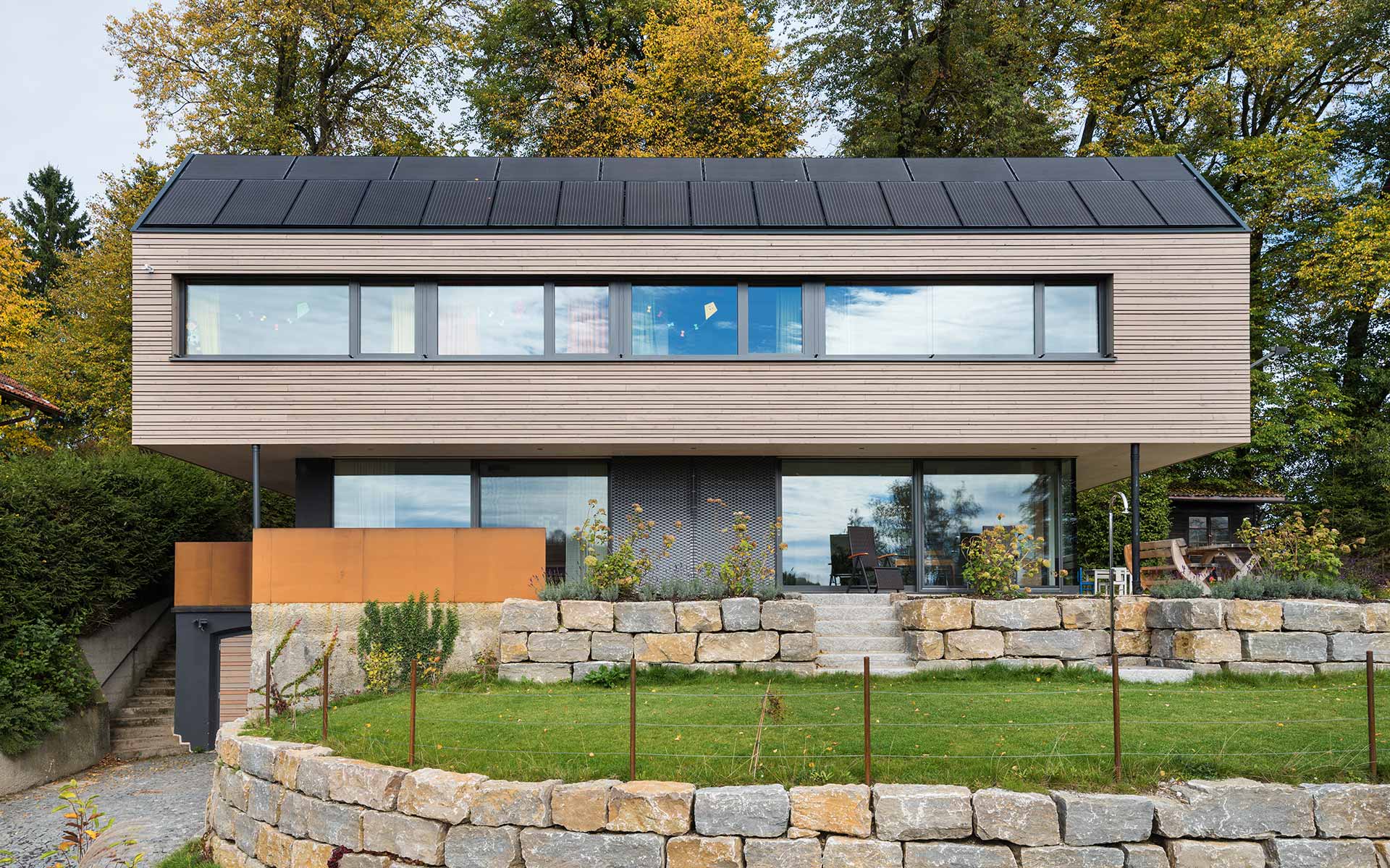 Holzhaus mit Glasfassade